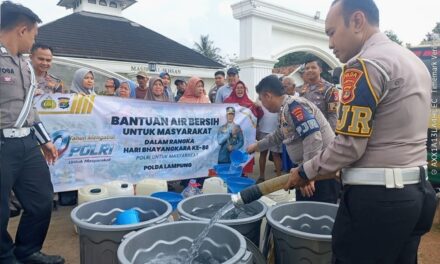 Ditlantas Polda Lampung Salurkan 16.000 Liter Air Bersih untuk 100 KK di Pesawaran Sambut HUT Bhayangkara ke-80