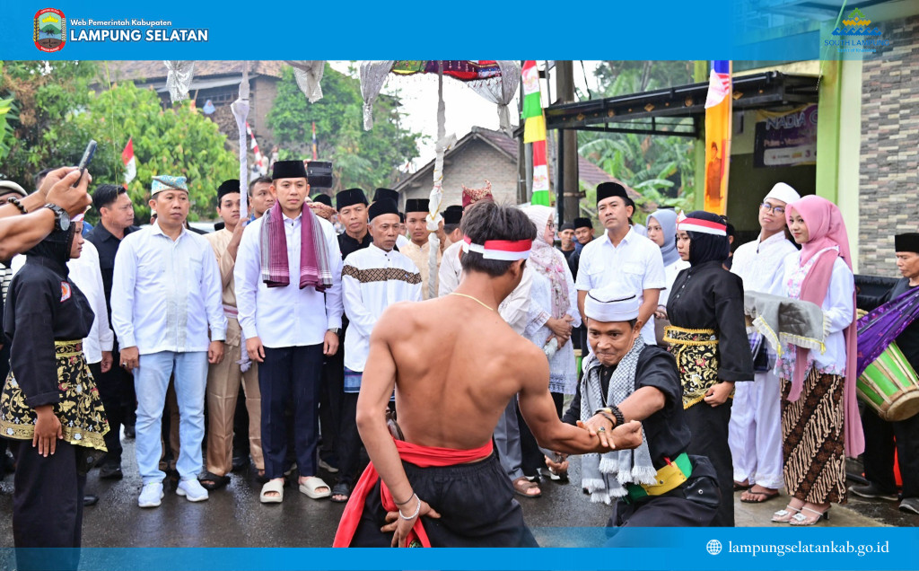 Hujan Tak Surutkan Semangat Warga, Bupati Radityo Egi Hadir Menguatkan Tradisi Sedekah Bumi yang Mengakar 206 Tahun