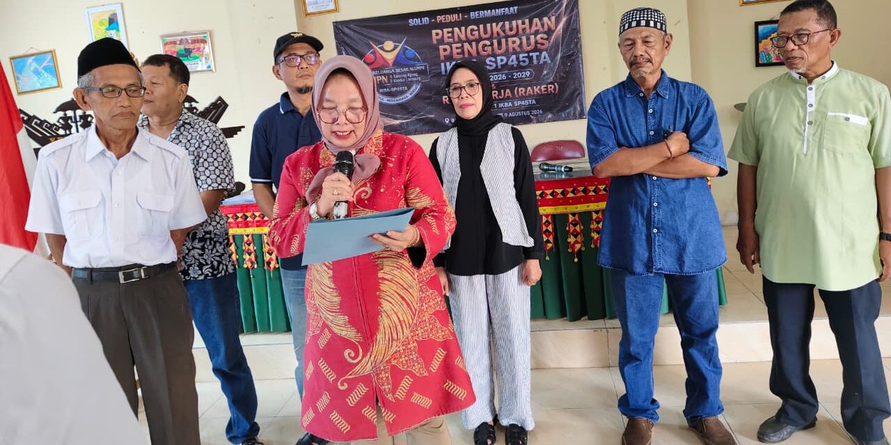 Kepala Sekolah SMPN 5 Balam Marlena, M. Pd Lantik Ketua Umum dan Pengurus IKBA-SP45TA