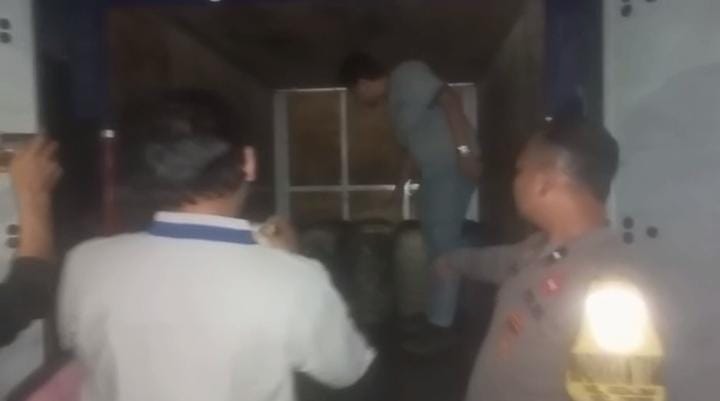 polres cilegon aman kan solar ilegal di dalam mobil box ,di temukan 19 derigent 1 galon berisi solar